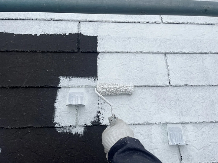 屋根の下塗りです。<br />
下塗りを行うことで、耐久性に優れた塗膜を作り出すことができます。