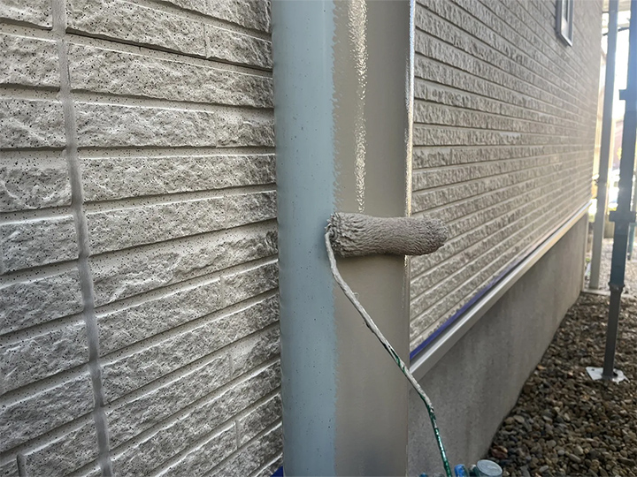 雨樋のケレンの塗装の様子です。<br />
雨樋をしっかり塗装することは、雨漏り防止にもなります。